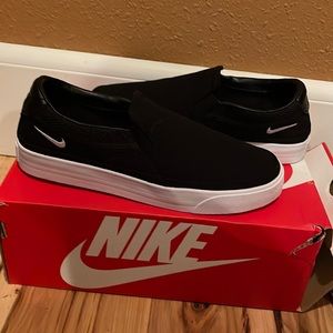 Woman’s Nike slip on shoes NEW size 7 black/white